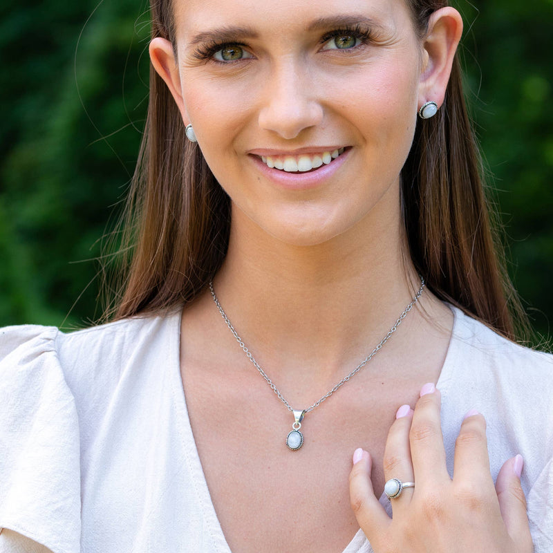 Kashi Semiprecious Small Stone Necklace - Moonstone